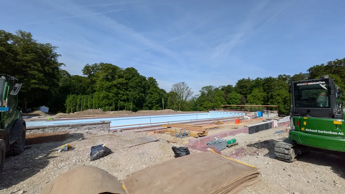 Blick auf eine Baustelle in einem Freibad.